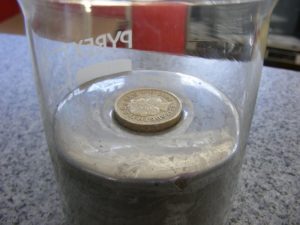 800px-Pound-coin-floating-in-mercury